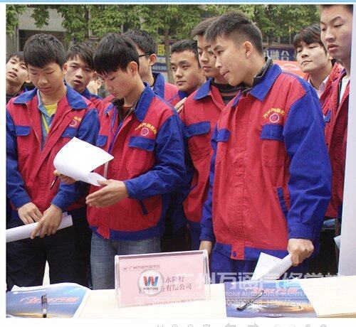 招聘会现场，学生现场咨询