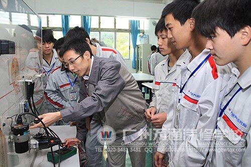 广州万通学子正在认真学技术