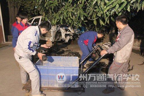 老师和同学在准备材料