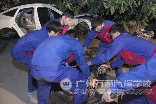 同学们正在搬设备