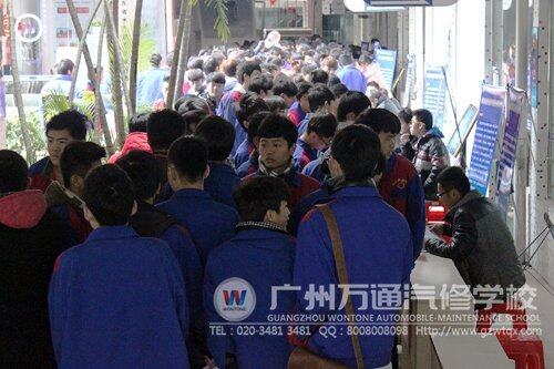 第二场招聘会现场场面火爆