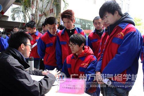 招聘会现场，同学正在向企业代表咨询