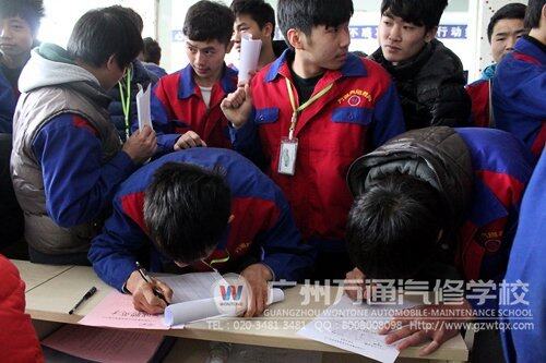 招聘会现场同学们在填写资料