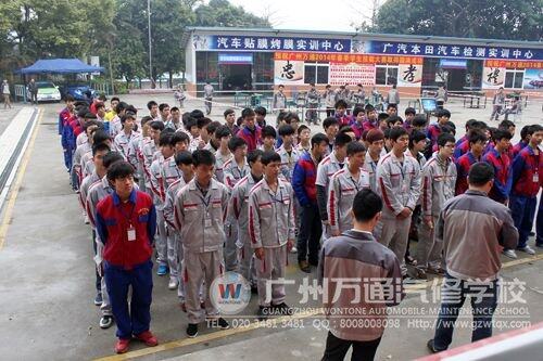 比赛开始前，同学们集合准备抽签