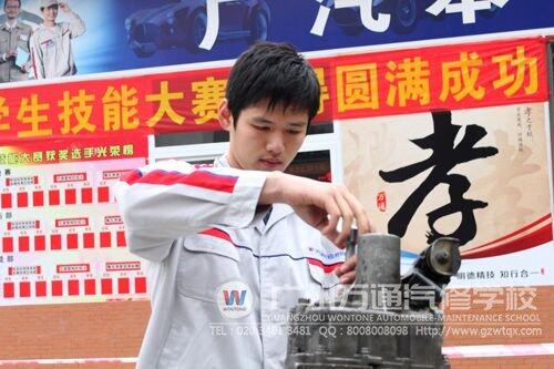 手动变速器比赛现场，学生一丝不苟