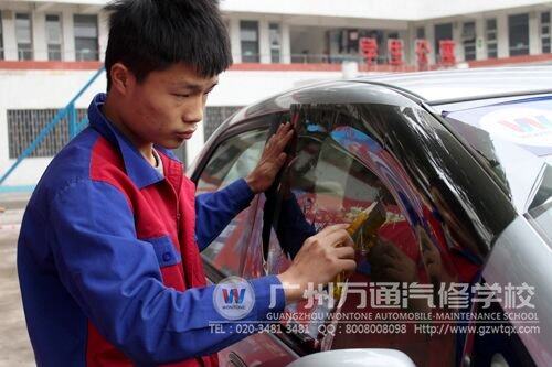 整车车窗贴膜，学生全神贯注