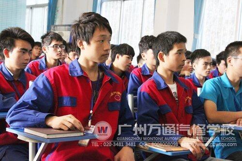 同学正在认真听讲 