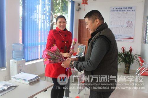 学校领导正在给女员工派花