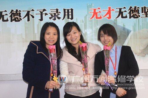 女老师们在节日了接受祝福