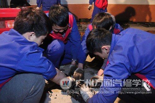 同学们正在组装零件