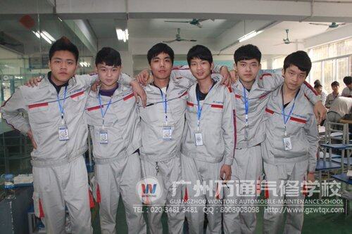 班长（中）和班上的同学在一起