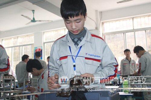 尹智成正在认真地实训