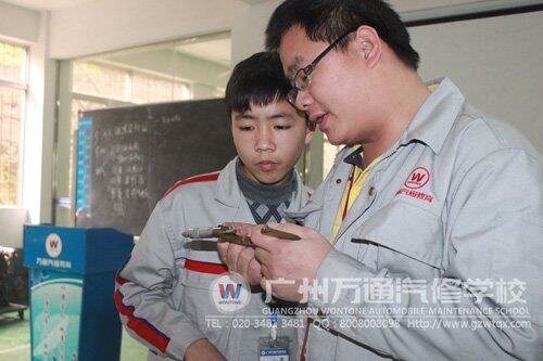 尹智成正在请教老师问题