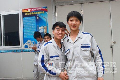 肖恒（左）和同学