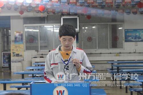 同学正在认真演讲