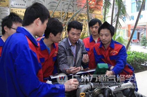 专业课上，老师手把手教学