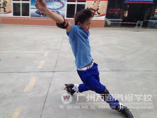 轮滑对于展现“大鹏展翅”动作