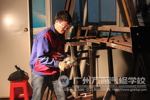 同学们真正焊接汽车机器人的身体