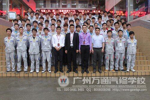 新一届学生会成员和学校领导合影