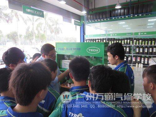 驰加班学子到驰加店参观