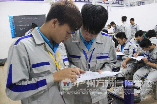 工单式教学，同学们正在填写工单