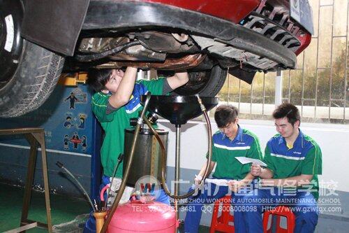 驰加班课堂上,同学正在换机油滤清器