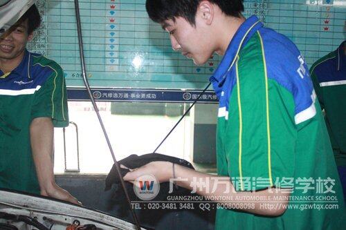 同学正在认真检查机油尺