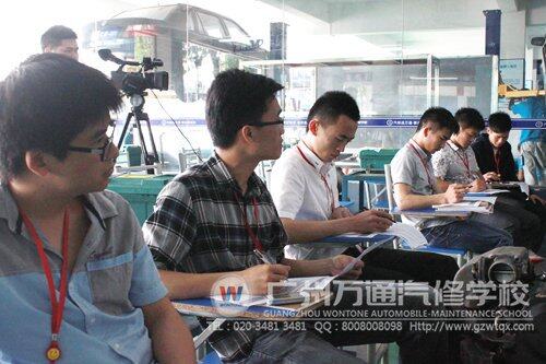 评委老师认真评分