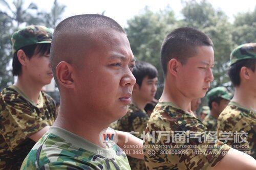 军训时,汗流浃背依然无限顾及