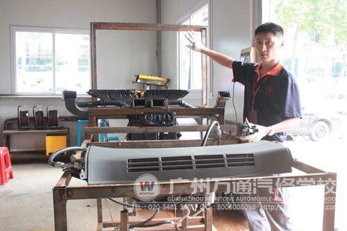 卢老师正在介绍汽车空调台架的构造,台架还差电路板没有安装好