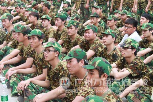 同学们认真聆听