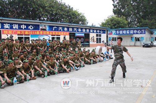 教官演示如何抛水枪