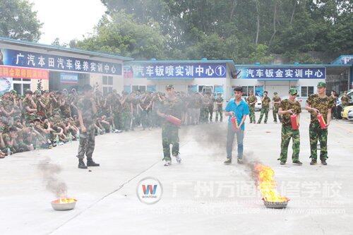 同学们亲自动手操作