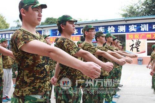 同学们正在练习齐步走