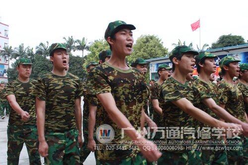 同学们踏着齐步走过主席台