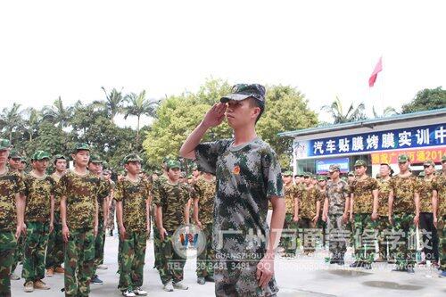 军训汇演，教官正在向主席台领导汇报