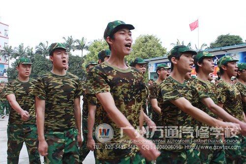 同学们踏着齐步走过主席台