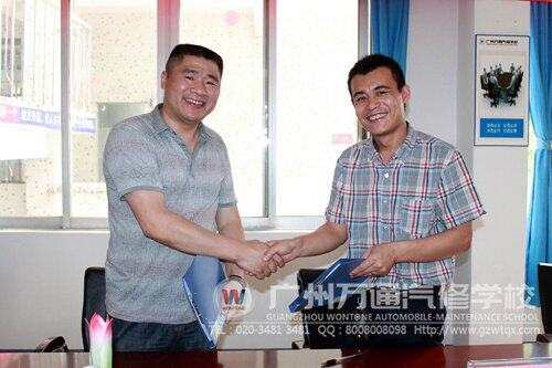 广州万通陈校长(左)和企业代表李经理(右)合影