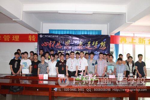 毕业欢送会结束后,毕业靴子和学校领导合影留念