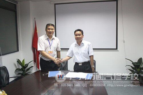 广州万通陈校长（左）、珠海珠海众力科技有限公司沈书记（右）产教融合