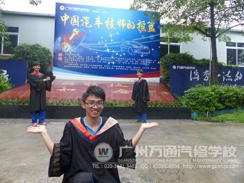 学生在校训墙前合照