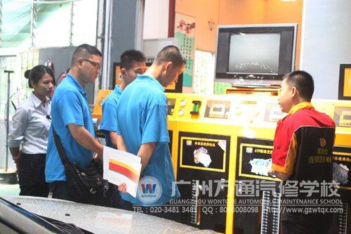 学子们听企业员工介绍设备的如何使用