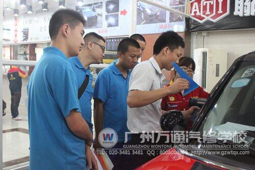 广州万通学子认真观察企业员工贴膜