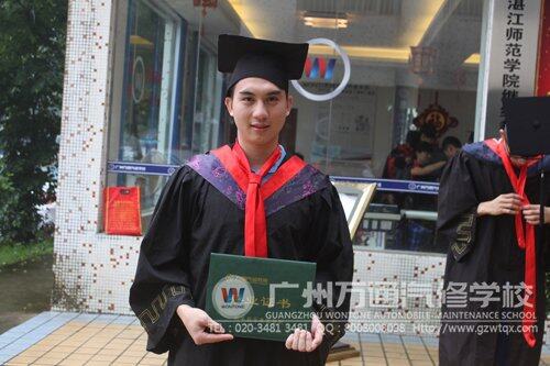 手捧毕业证书,无限自豪