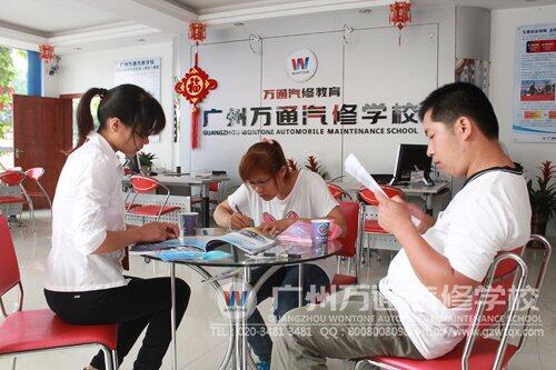 小邓(中)和小雷(右)来广州万通咨询,现场报名