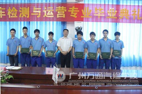 校长和同学们合影