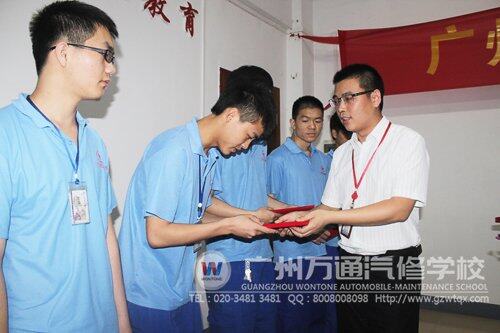 学校校长助理李永朋为同学们颁发荣誉证书