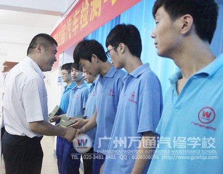 校长为学生颁发毕业证书