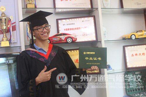 毕业礼,黎朝阳笑容灿烂