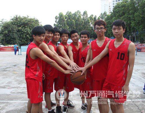 黎朝阳(右2)是学校篮球队队员,他曾经驰骋球场,风光无限。图为他和班上的篮球队员合影.jpg